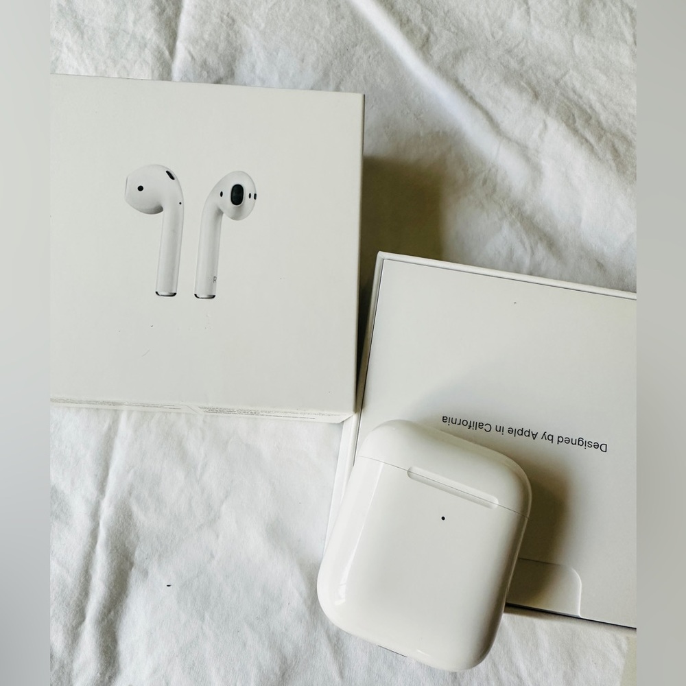 Apple AirPods 2nd Generation In-Ear Headsets with Charging Case - White